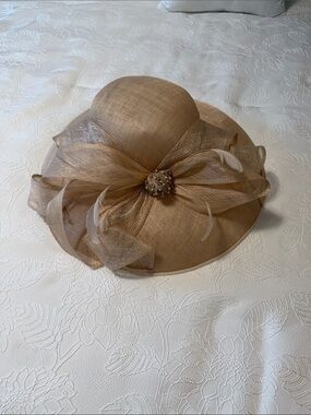 Elegant Women's Gold Fascinator Hat with Bow and Feather Detail